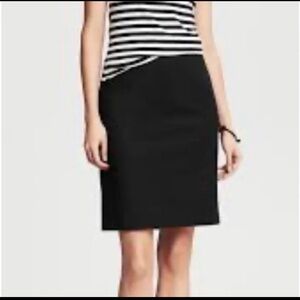 Banana Republic Black lined pencil skirt. Size 6.